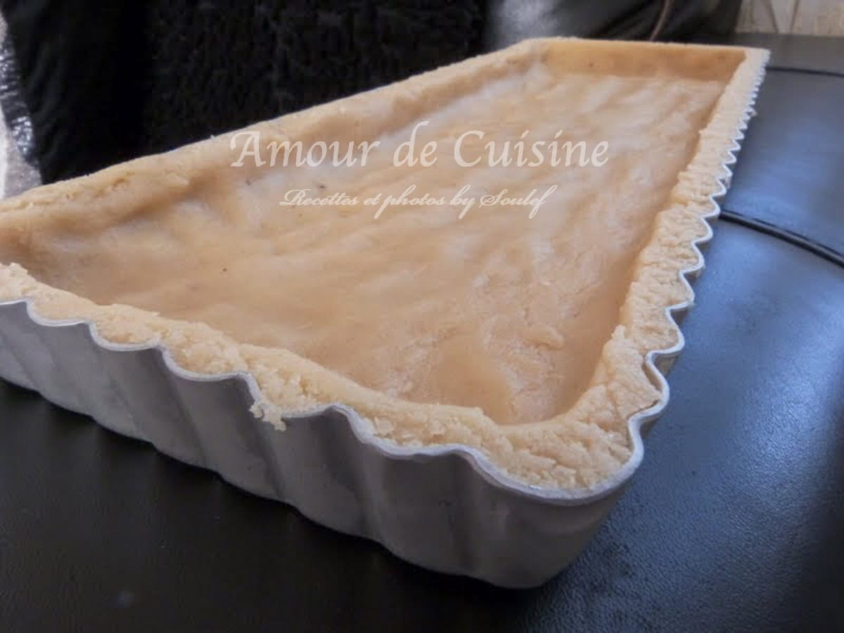 fond de tarte foncée dans le moule